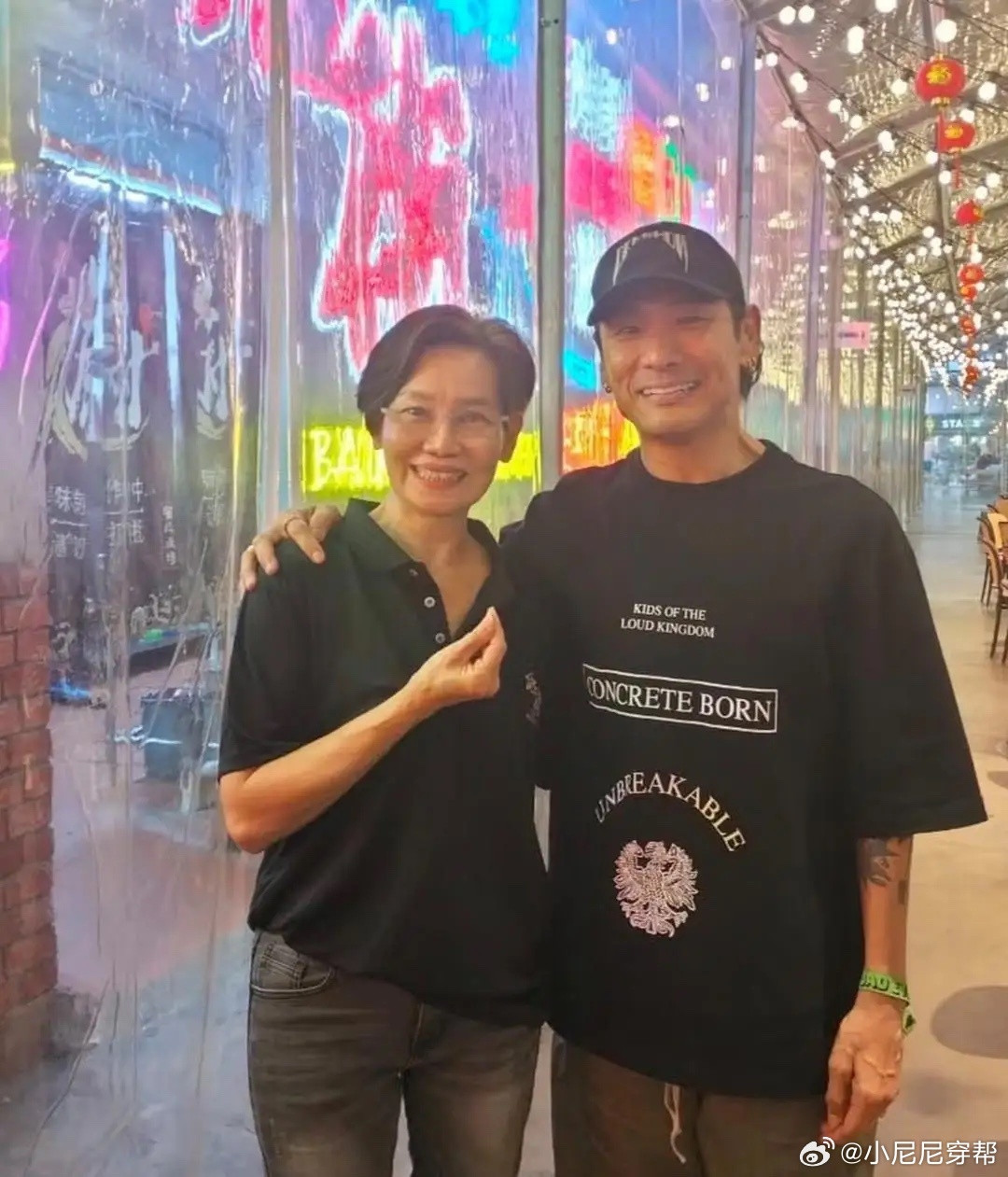 64岁香港歌手杜德伟到马来西亚一家餐馆品尝榴莲，他真人看起来很一般，个子有点矮，