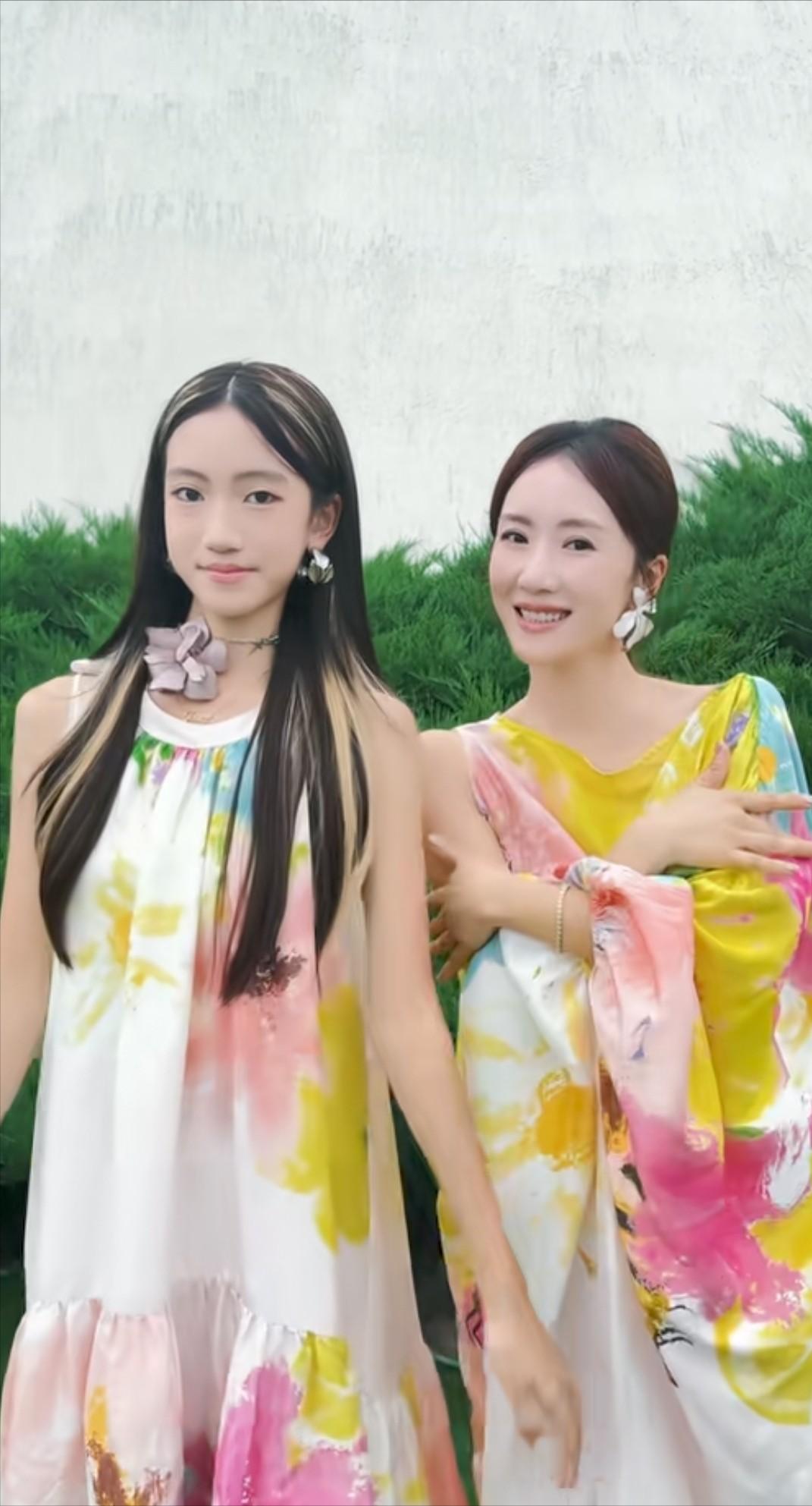 李念，糊涂啊！41岁的李念和14岁的女儿拍手势舞。画面中，母女俩笑容满面