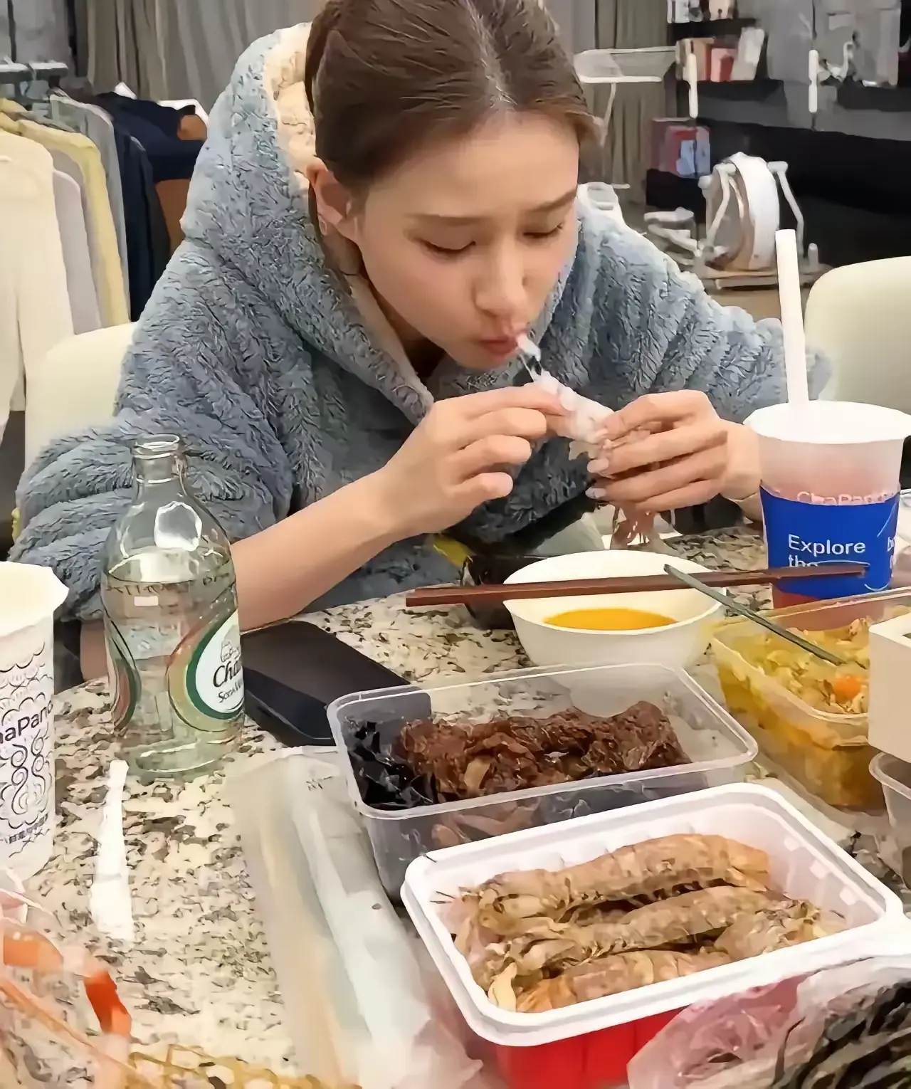 赌王千金炫富天花板！香奈儿外套随意搭，爱马仕包当购物袋，私人飞机停机坪管家环绕，