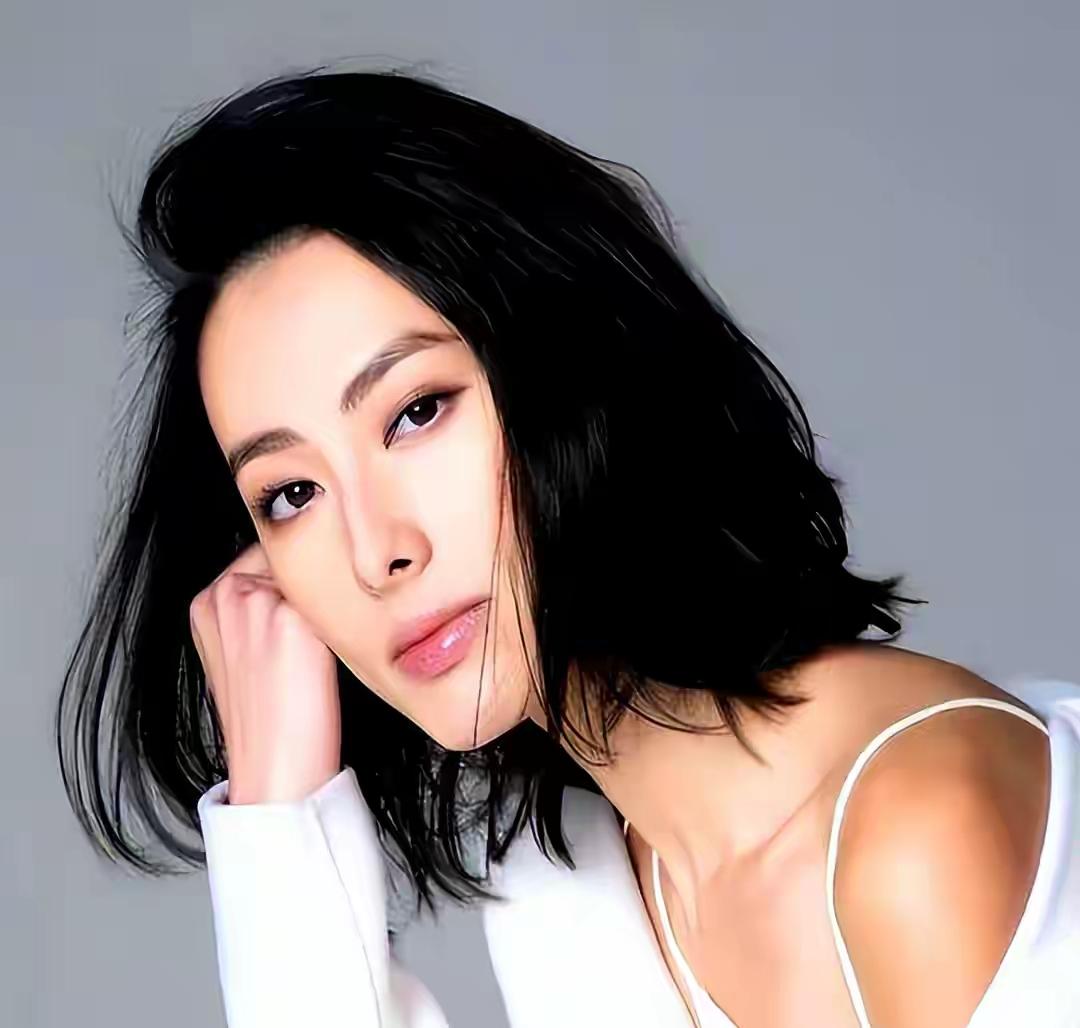 梁洛施新恋情曝光与导演牵手散步儿子支持妈妈幸福36岁梁洛施被拍到新恋情