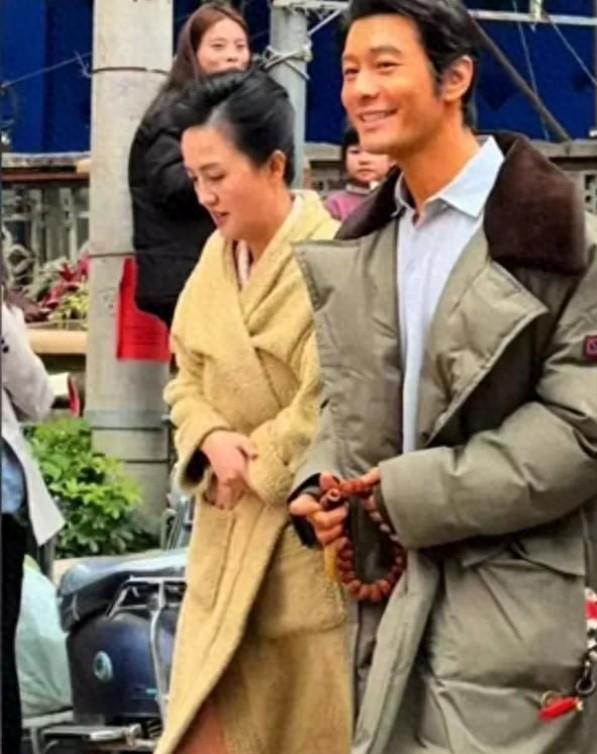 朱媛媛临终片场照曝光，瘦脱相仍坚持拍戏，用生命诠释热爱上个月，有网友拍到了朱媛