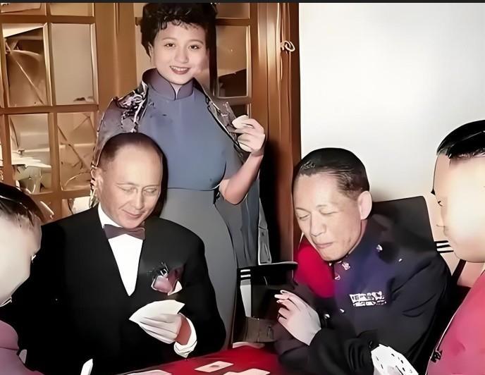 1955年，何应钦在和同僚打牌娱乐的照片，这年何应钦已经65岁，精神状态还不错。