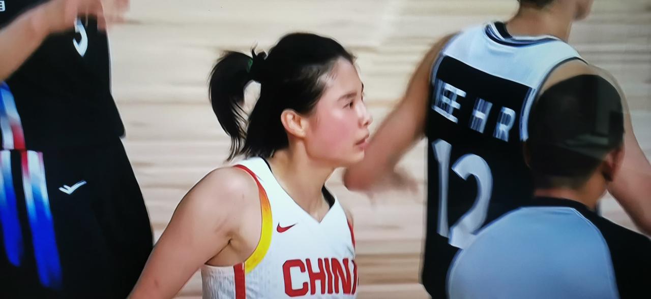 唐子婷你为什么不传球？？？最后十二秒，王思雨运球给了唐子婷，唐子婷转身正好张子