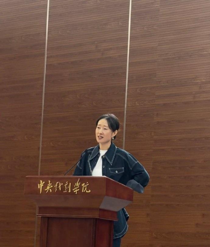 最近刘敏涛亮相中央戏曲学院开学典礼，她这次搭配的很有休闲时尚感，整个人显得非常的