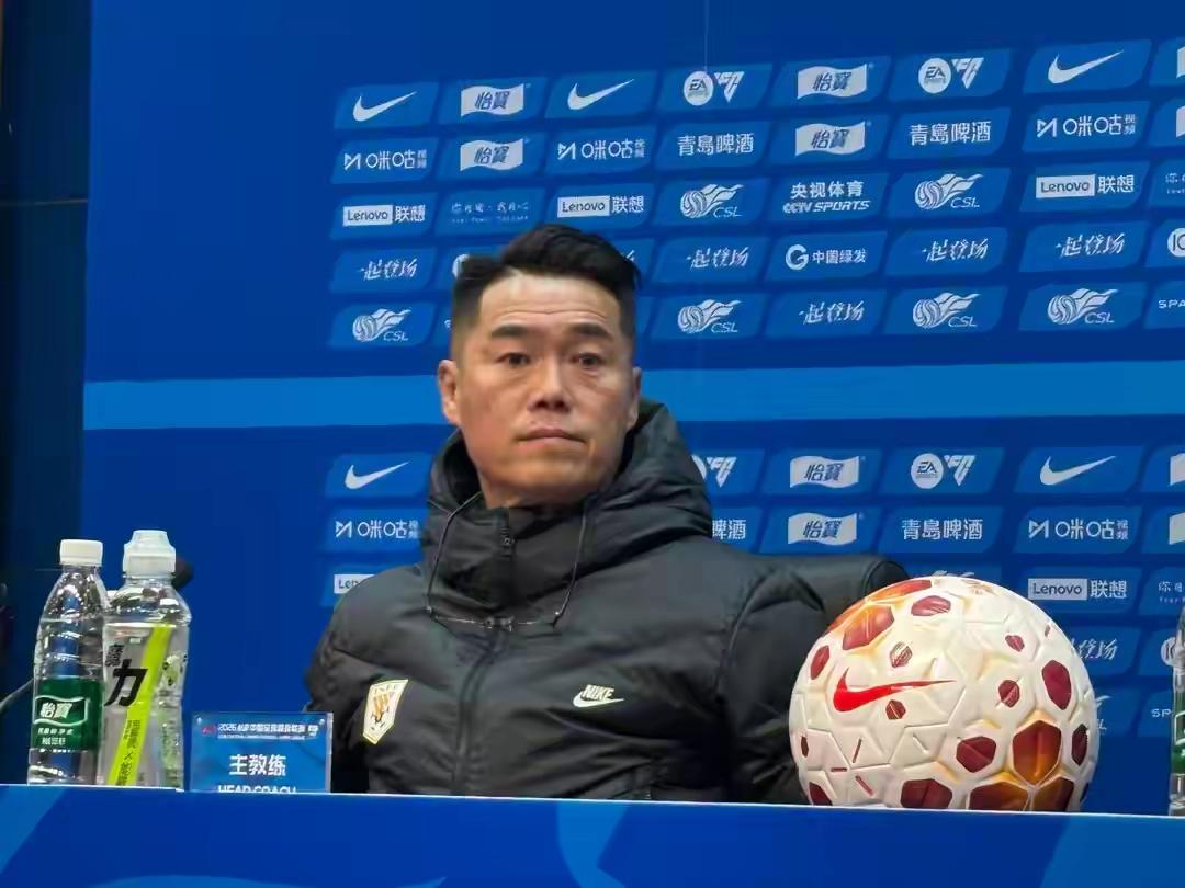 刚刚结束的泰山队踢辽宁铁人的赛前发布会，主教练宿茂臻和球员彭啸出席，总结了一下宿