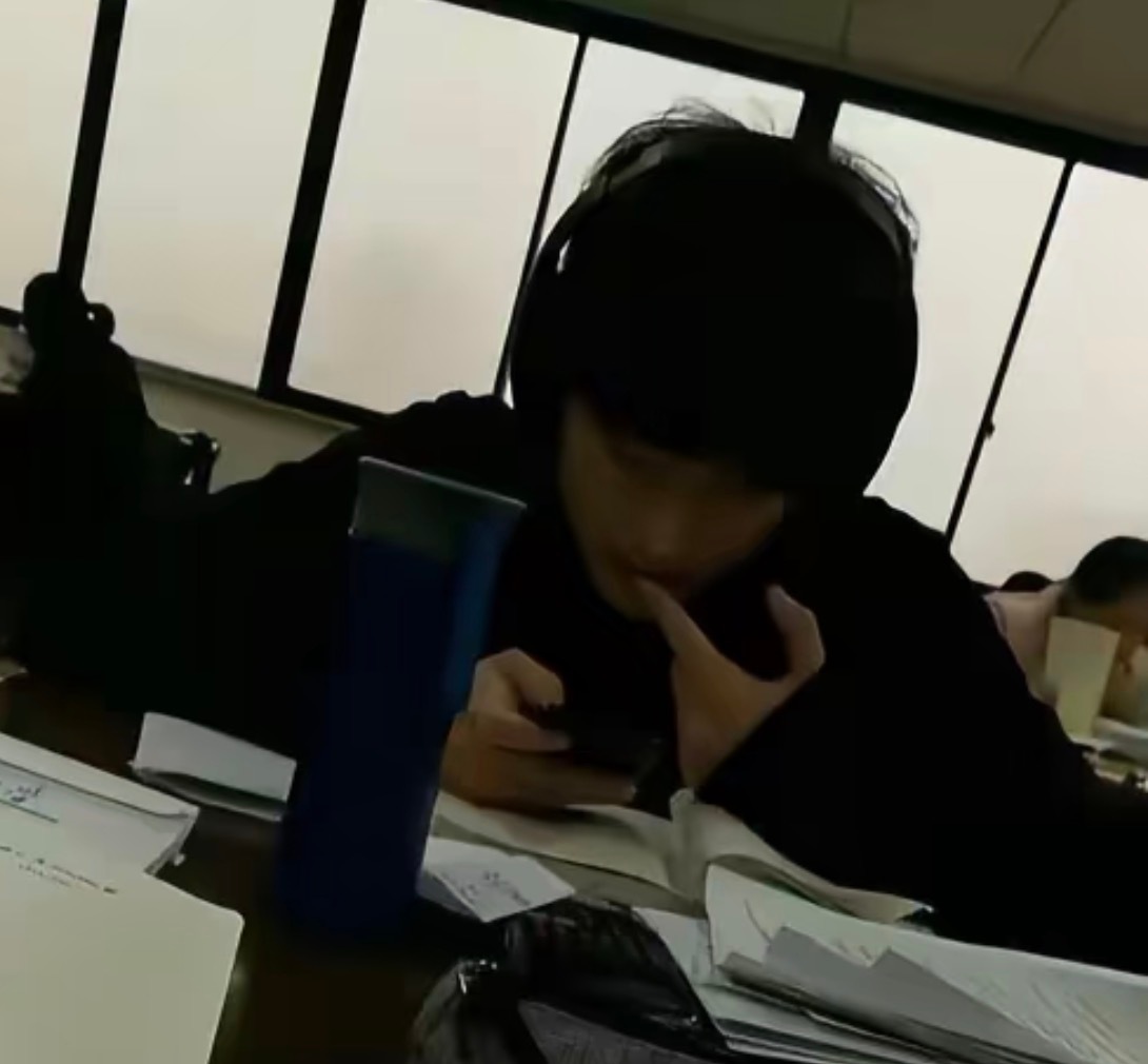 如果我认识劳森认识的有这么早可能就当妈了看这两张照片一个想扒拉他手说不许摸嘴一