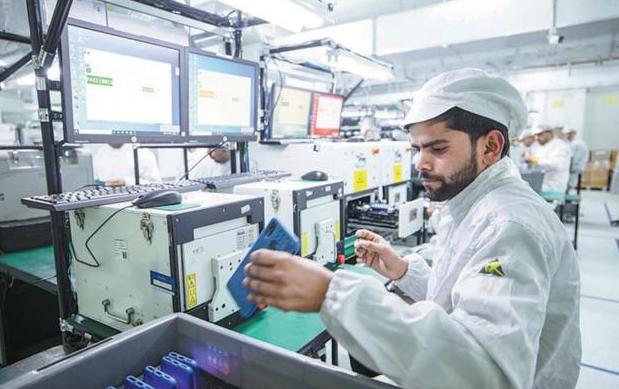 印度又要割韭菜了：苹果8条产线从中国搬到印度后，印度拿出1961年法律，说苹果不