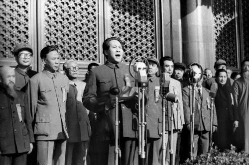 1949年深秋的北京，开国大典的礼炮余音未散。简陋的办公室里，张闻天攥着搪瓷缸的