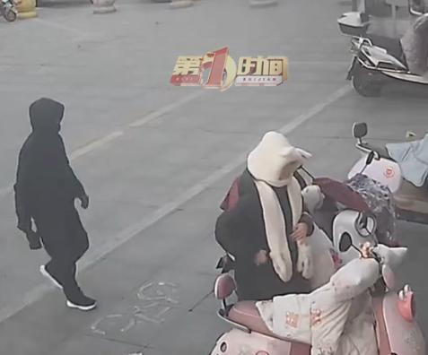 “胆大包天啊！”近日，河南信阳，一女子准备骑车上班，刚用手机回复完消息，于是便随