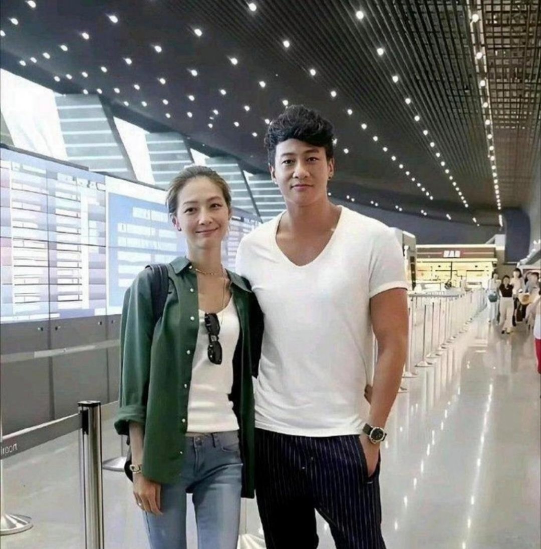何润东这眼光，找的老婆老漂亮了！