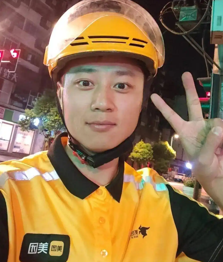 一点都不丢脸！四川遂宁一位公职人员因下班后兼职送外卖引发热议。这位曾当过消防员、