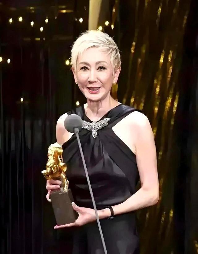 香港影坛有个女人，叫施南生。她陪了徐克36年，帮他扛起一个电影帝国，两人约定终身