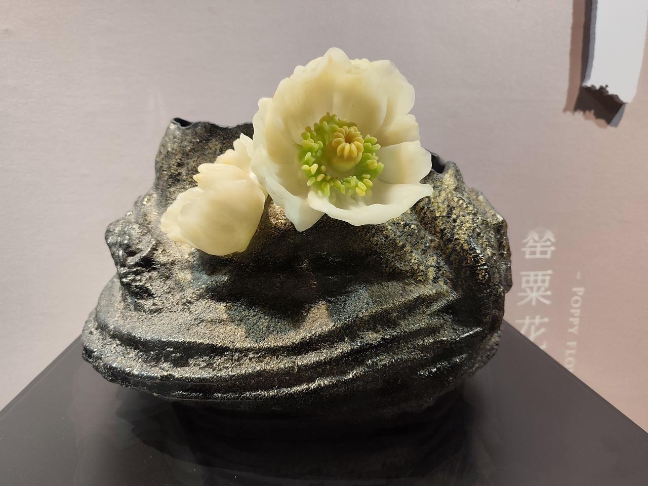 这盆花怎么样？琉璃大家的作品。