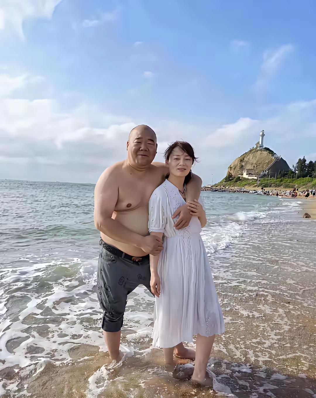 美女被大叔抱养后更是美若天仙，荣光焕发，春色溢荡，尽显幸福模样。