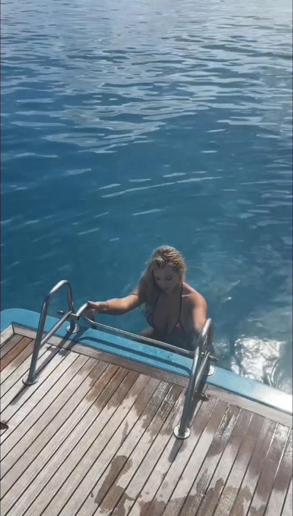 三亚大东海的午后，椰风裹着咸湿的海气吹过，我沿着游艇码头的木质栈道散步，澄澈的海