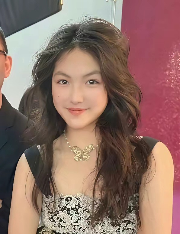 王诗龄越长大越好看了，据说这眉毛是富婆眉，难怪出生即巅峰。