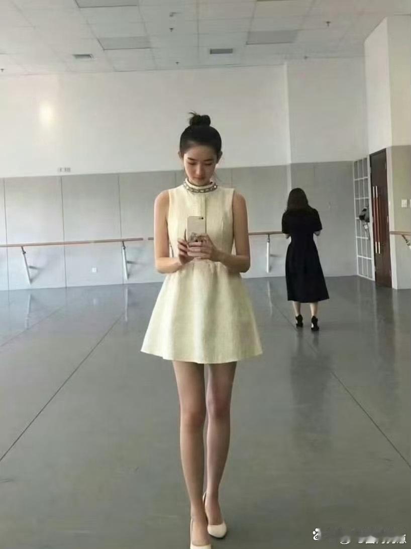 早年的玉雯满是清纯校花气质，清新灵动温婉动人，妥妥是无数人青春里的白月光。