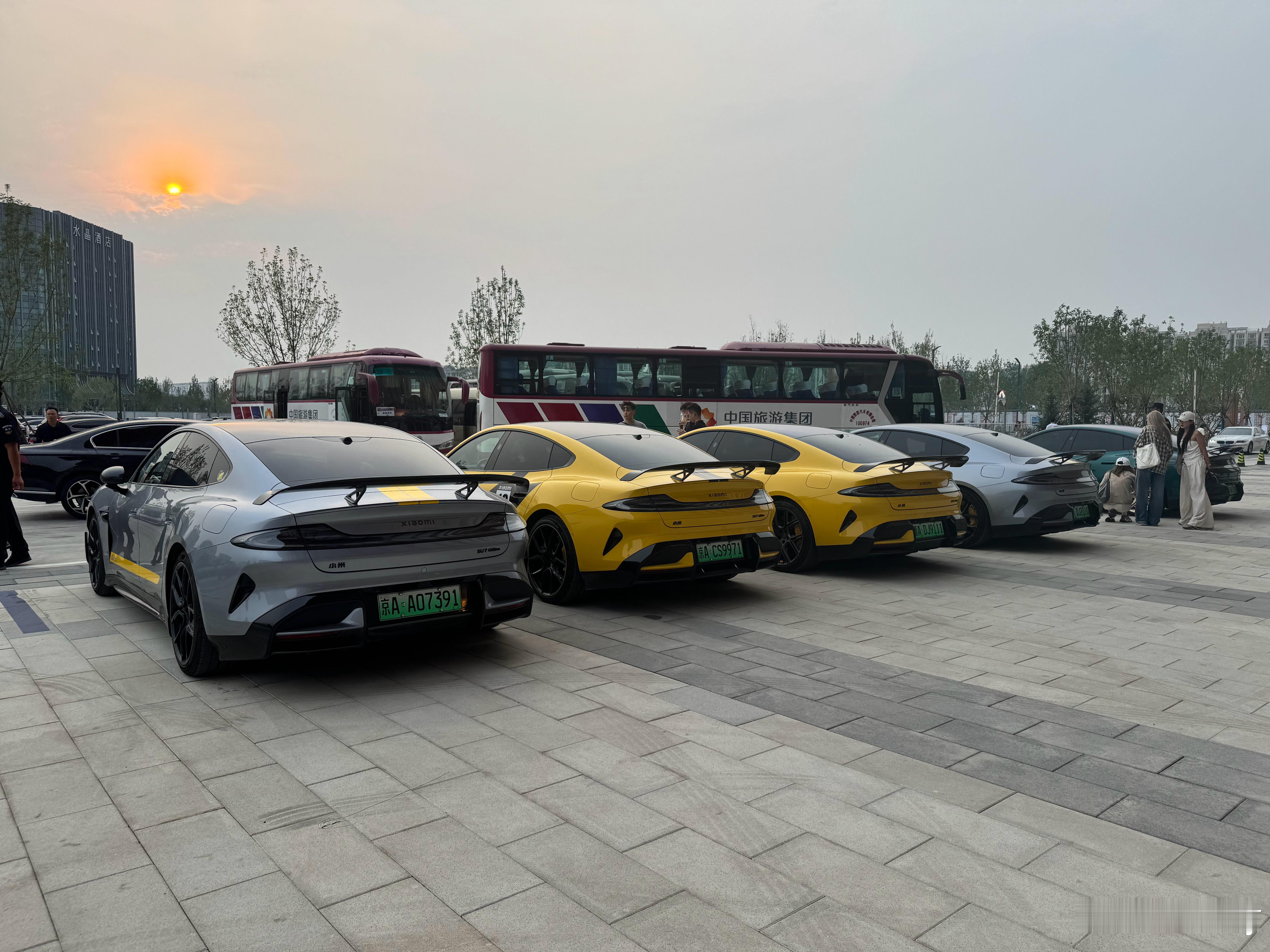 小米发布会据说今天现车两万台抢的越快，提车越早大家喜欢哪个颜色？​​​