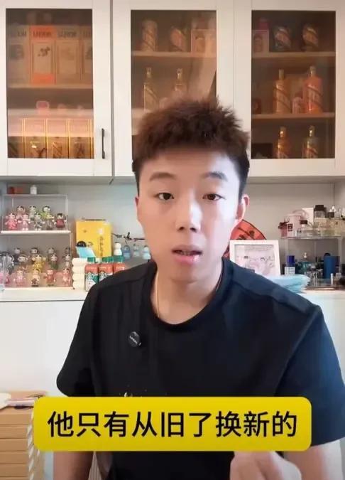 尹航在直播间给球迷普及知识：职业乒乓球运动员，像马龙、张继科，都是只用1个品牌、