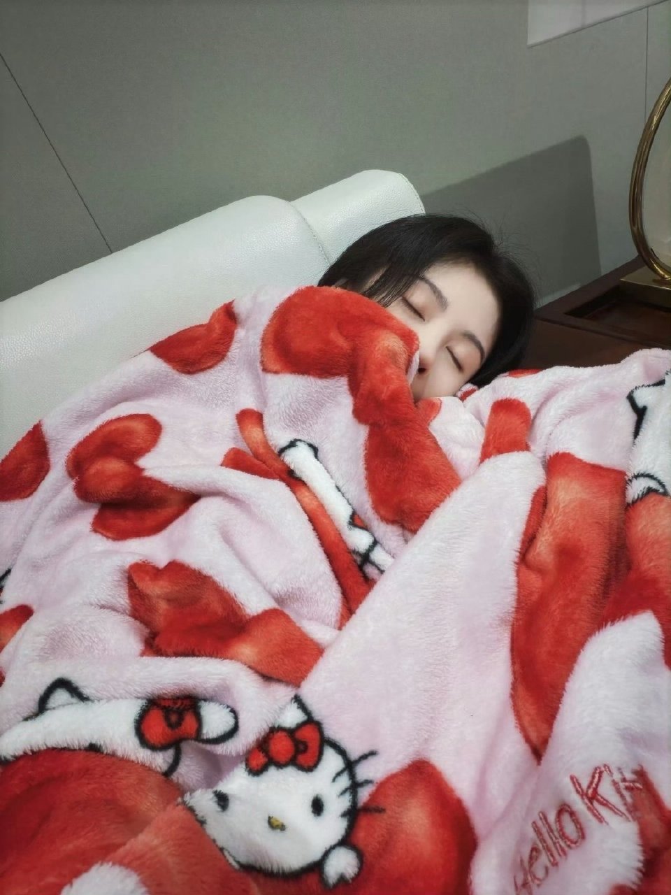 看出来鞠婧祎很喜欢了鞠婧祎hellokitty毛毯到哪都带着helloKit