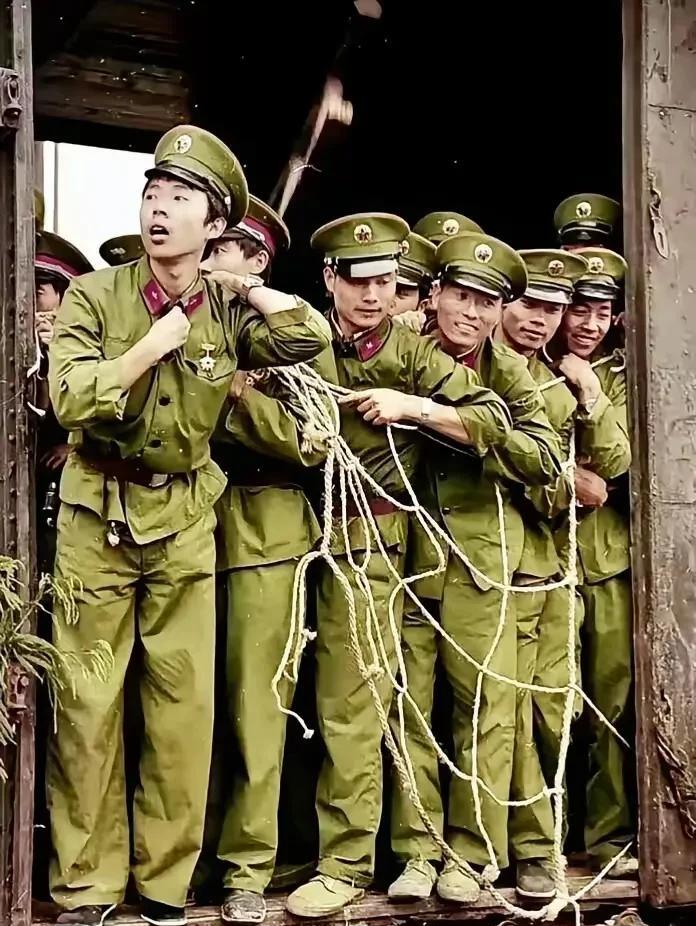 这是1987年从南疆前线归来的47军战士们，当时火车驶入西安站。他们身着军装，还