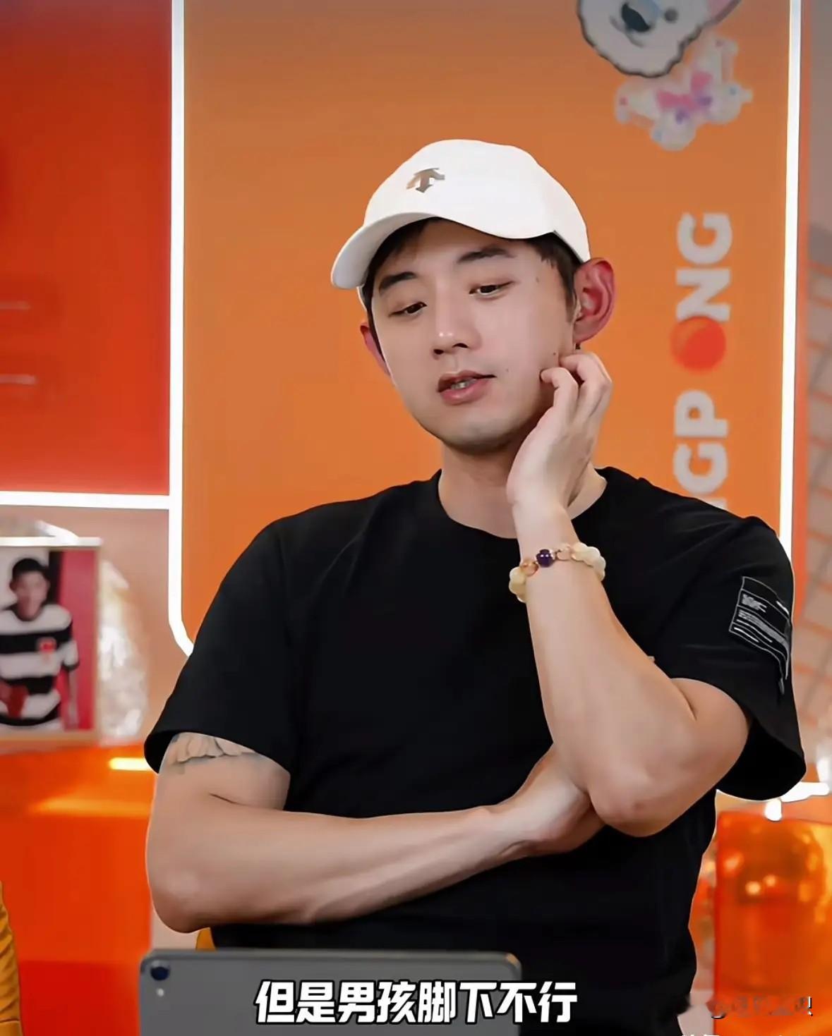 张继科当年那句点评，放到现在再复盘，越品越有味道。“男孩脚下不行，想登顶很难。”不少球迷以前总觉得，