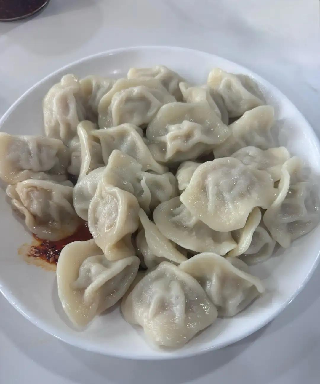 一家六口除夕包饺子，作者把一颗熟花生塞进第37个饺子，谁吃到谁就是新年锦鲤。