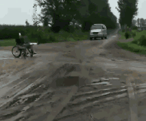 爆笑GIF: 有个这样的女友, 你永远不知道下一刻会发生什么。