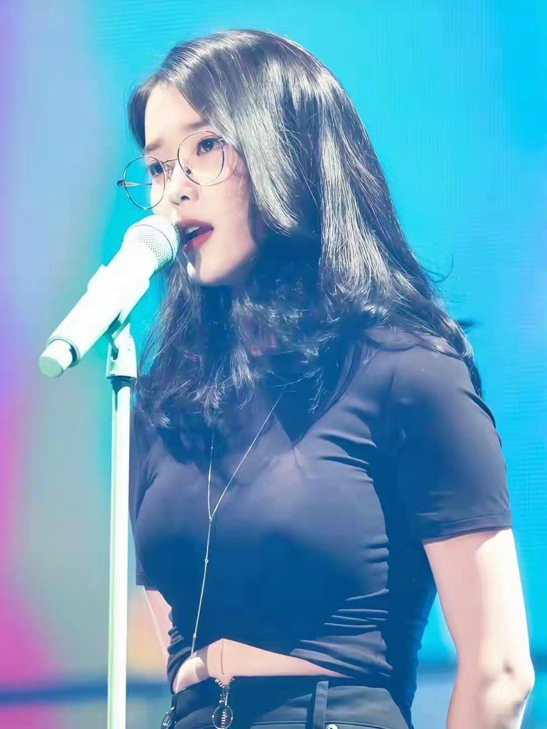 李知恩能保持如此饱满的身材，实属不易！李知恩饱满身材紧身衣性感不是骚