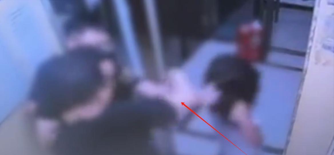 醉酒男扯女孩头发后续：被警方控制，女孩父亲彻夜难眠，物业回应，一个喝得醉醺醺的
