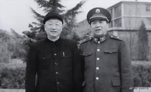 1988年，全军上将授衔仪式结束后，一名上将走到秦基伟面前，敬了一个标准、干脆的