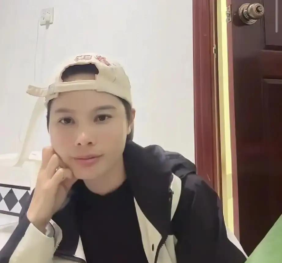 小依直播翻车！一句