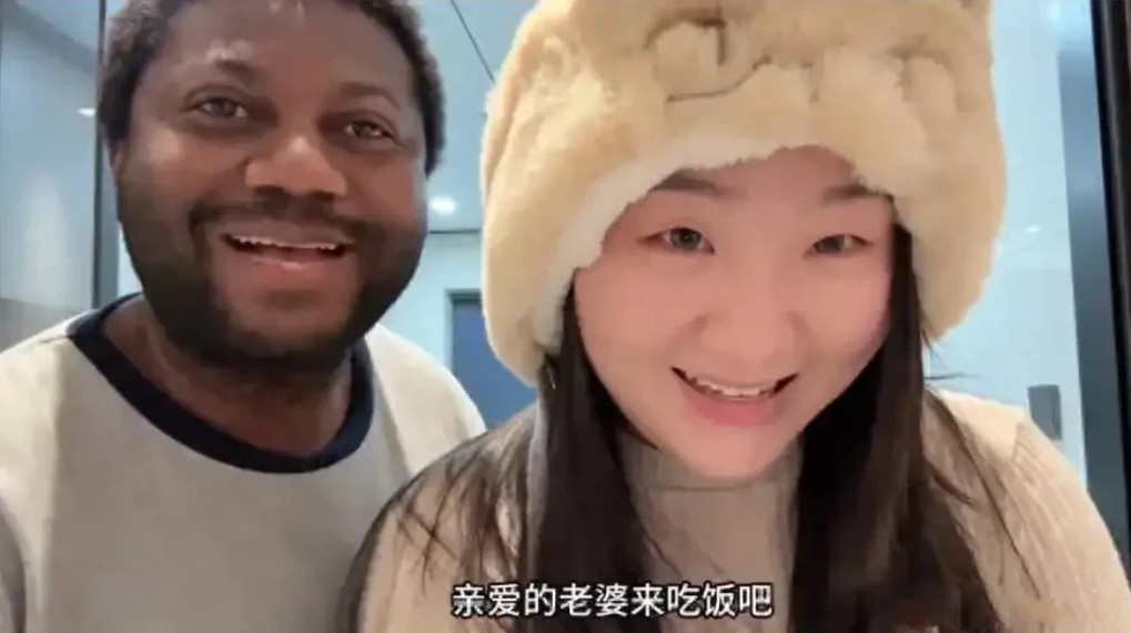 河南的00后姑娘，主动追求年纪比自己大15岁的非洲男人，没有结婚就怀上孩子，肚子