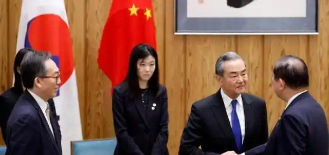 中日刚见面中国就加税我的天呐！中日外长前脚刚握完手，后脚