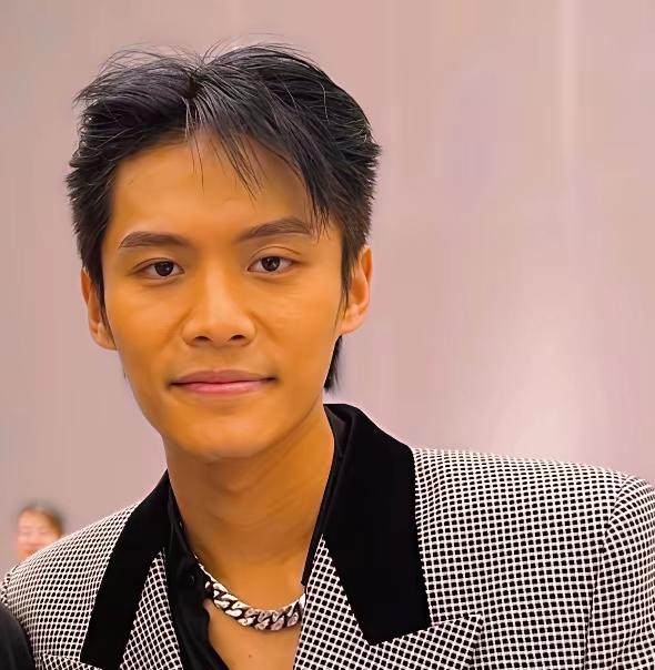 许久未露面的小杨哥看起来整个人憔悴多了，眼神也是暗淡无光，难道有几个亿，过得也不