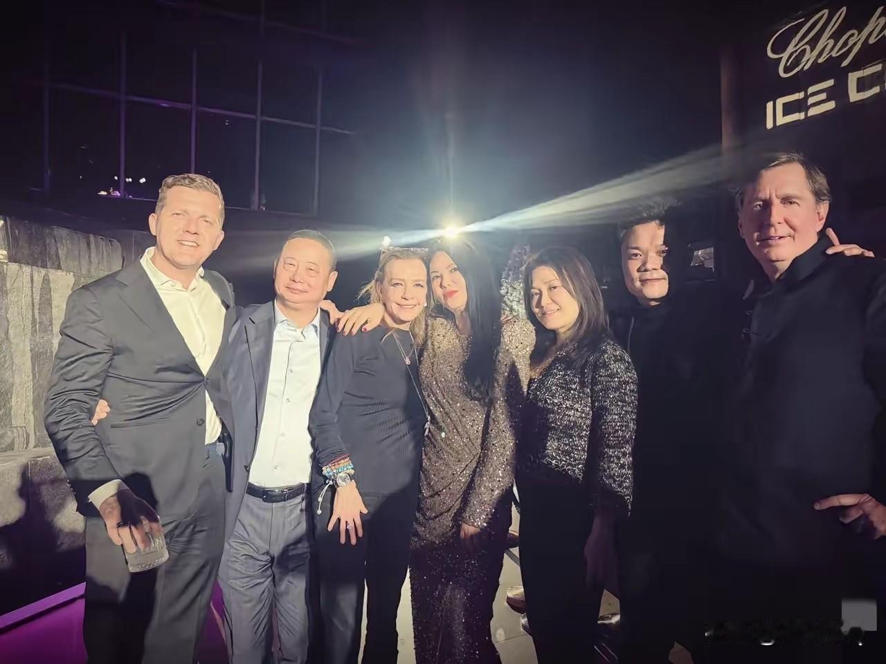 李湘够社牛会来事，为了王诗龄以后的发展，不断积累人脉。合影时李湘就站在萧邦总裁卡