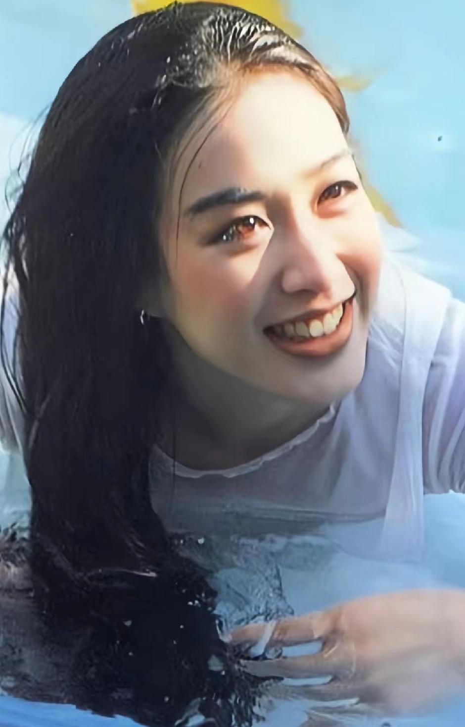 听张伦硕的同学说，高中时他就把钟丽缇当成女神还说将来一定要娶她。钟丽缇年轻的时