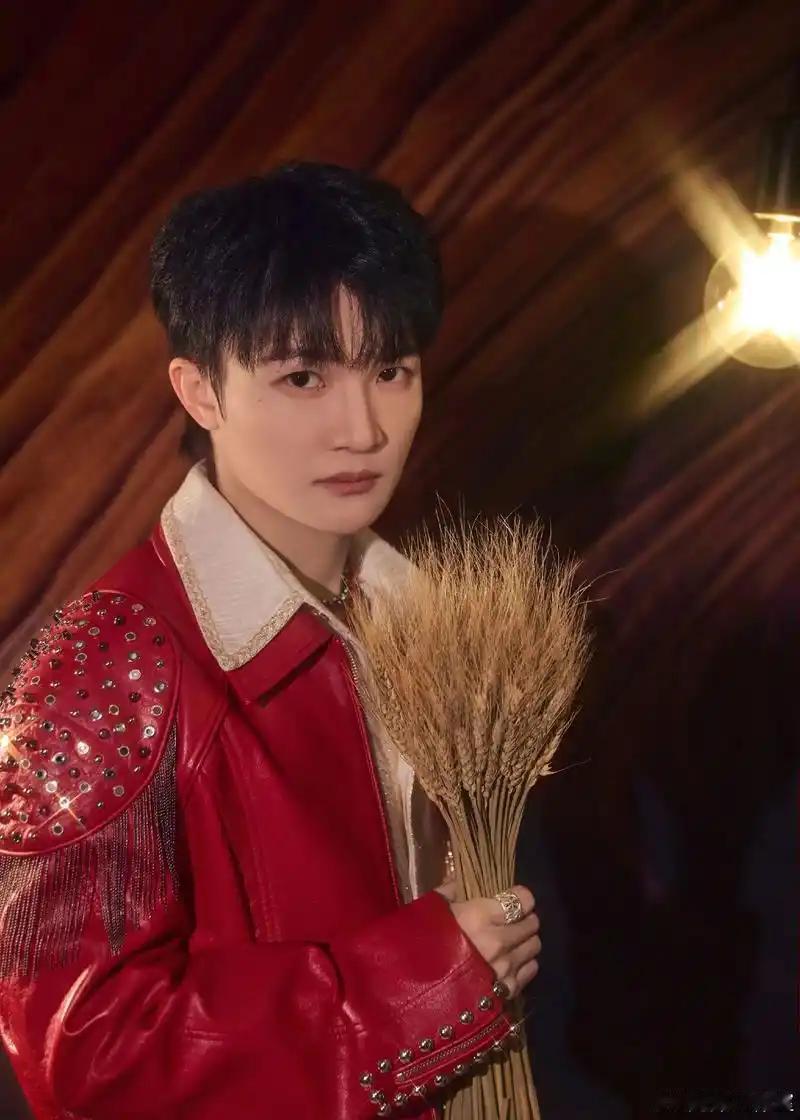 对我而言，周深的《等光来》感触最深。这首歌是电视剧《人之初》的主题曲，周深工作室