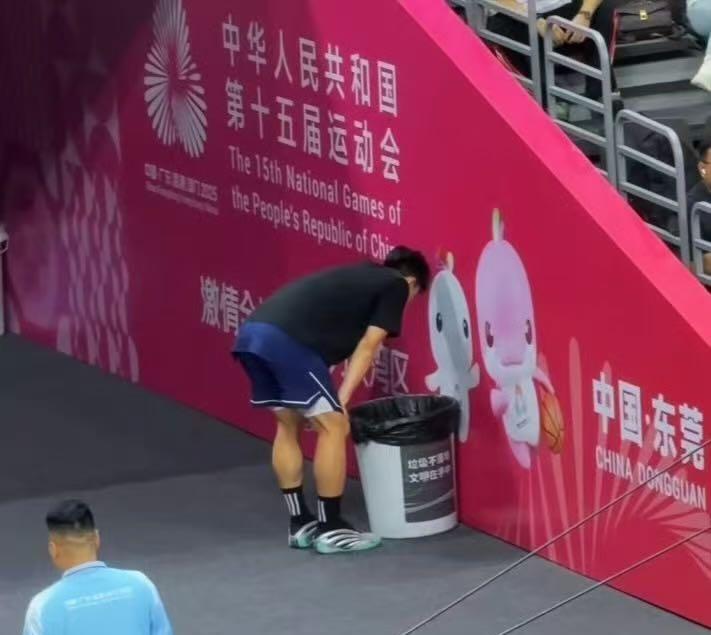 帮广东队打全运会的王睿泽直接累吐在球场，这下肯定把刘维伟指导心疼坏了！广东宏