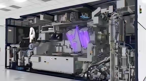 美国彻底急了？美企CEO紧急发出警告，振聋发聩！他说：“若中国突破先进光刻机制造