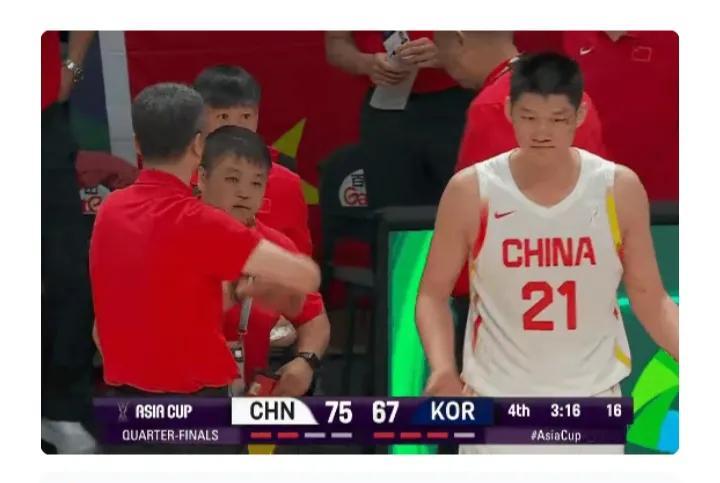 外国裁判也黑。亚洲杯，四分之一决赛，中国对韩国。执裁这场比赛的外国裁判，黑的