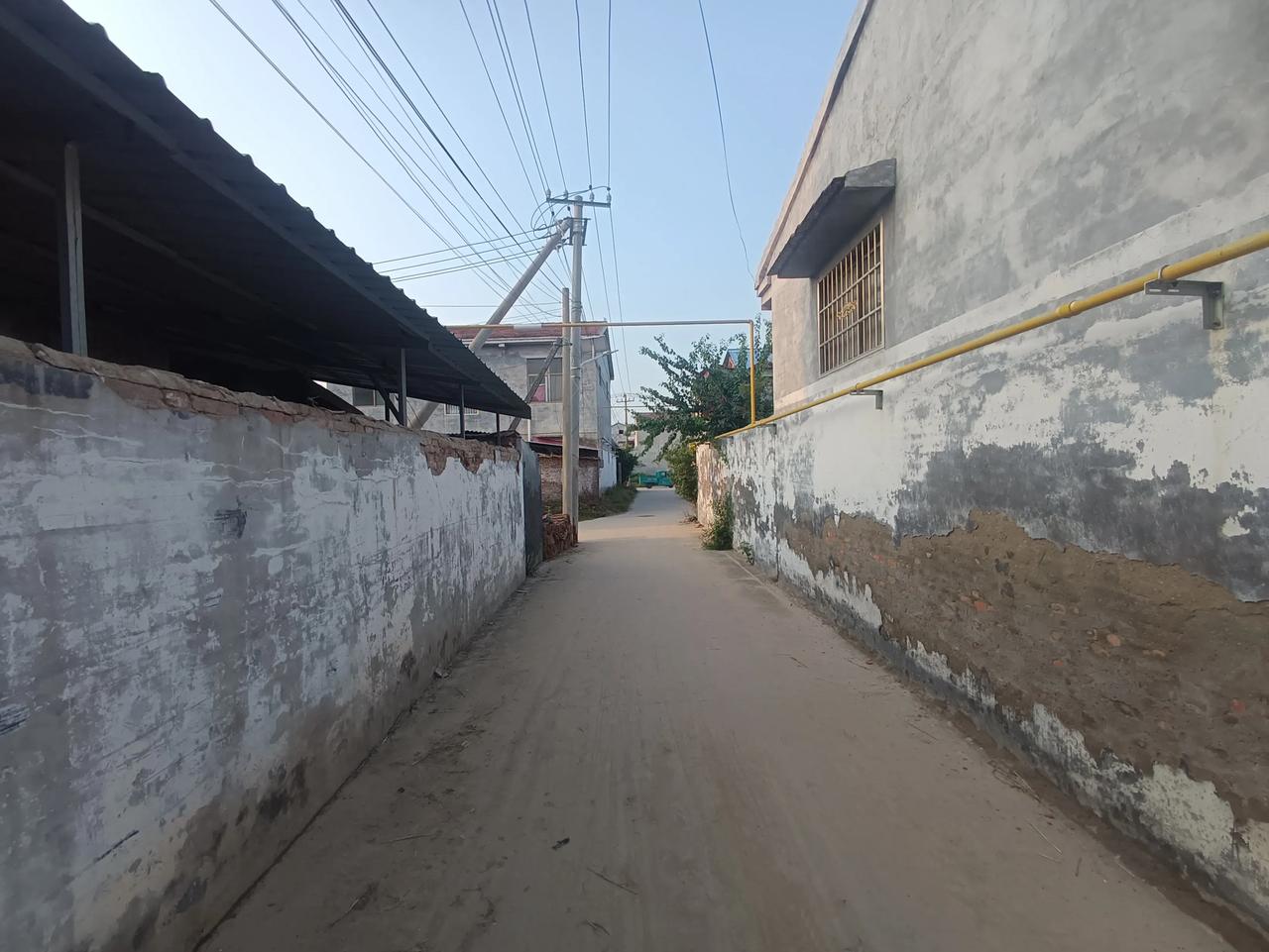 路修好了，人不多了。老家变得越来越好，村里的泥泞不堪的路，修成了水泥路，