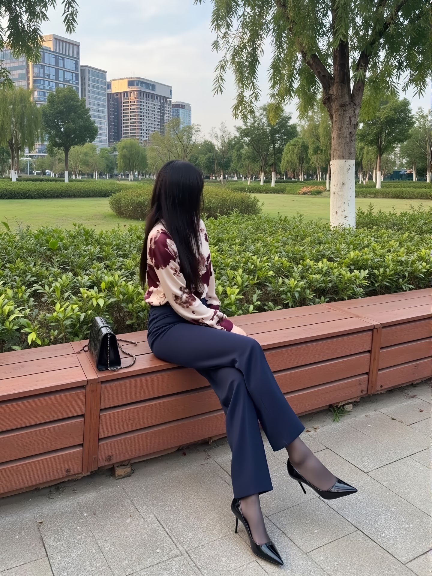 公园偶遇裤里丝小姐姐，怎么搭话
