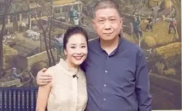 2004年，马未都请人修复一把黄花梨椅子，结账时，师傅比了一个手指头，马未都就给