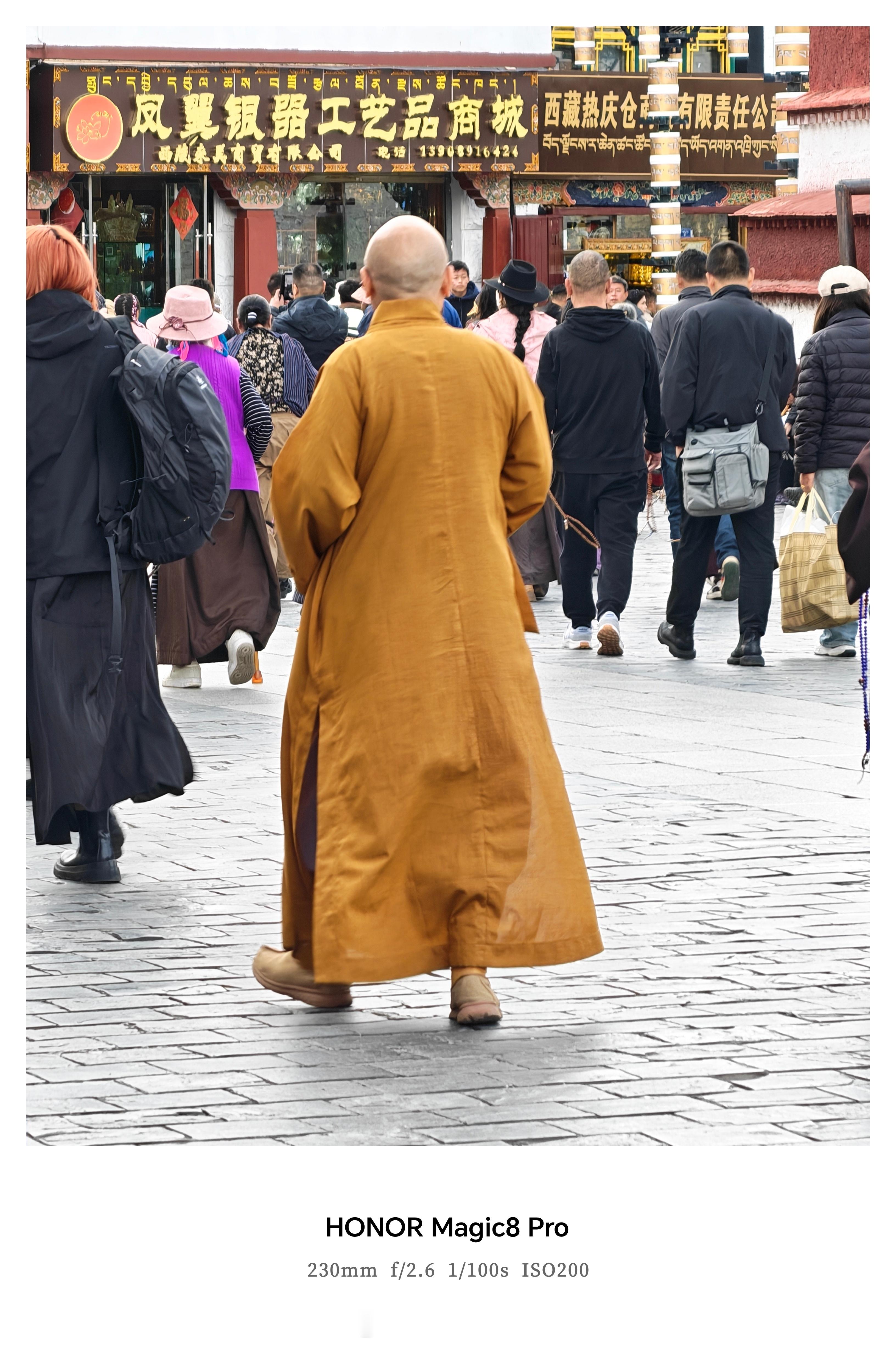在大昭寺外出现一个内地人熟悉的僧人，走路很飘逸有点东西​​​