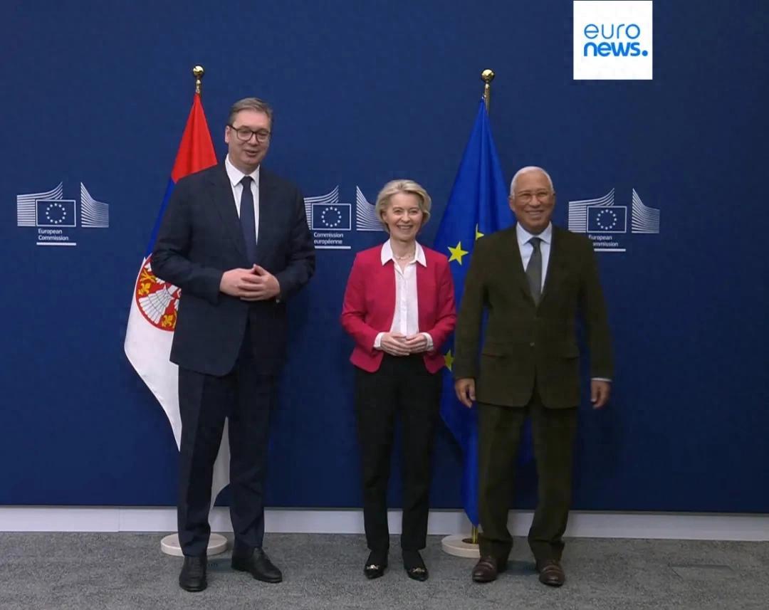 一句低语背后的真相，或让美国急眼！据欧洲新闻网消息，武契奇12月11日到访欧