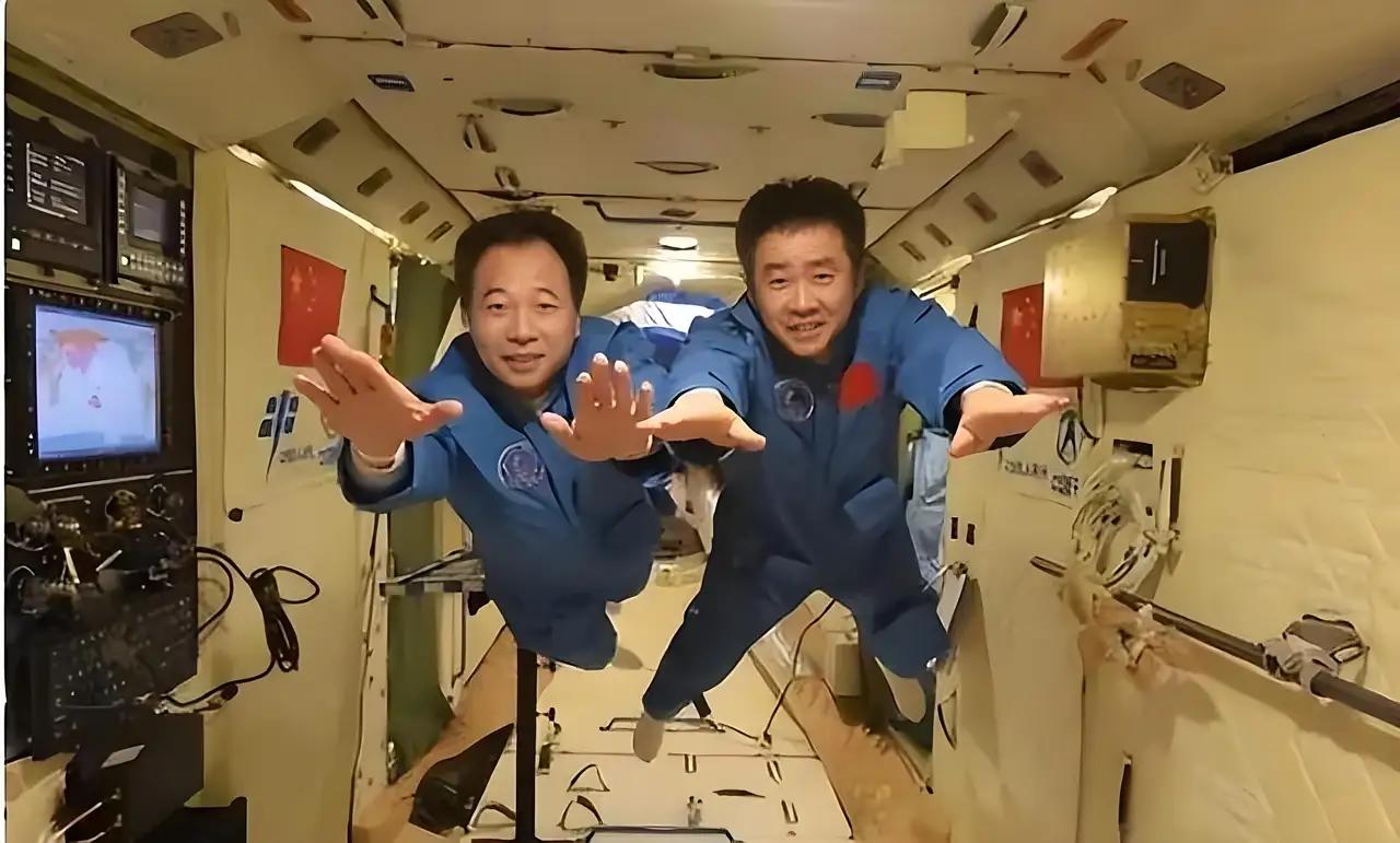 太空月饼这玩意儿，馅料可真是脑洞大开。有莲蓉蛋黄馅的，经典永远不会出错，莲蓉细腻