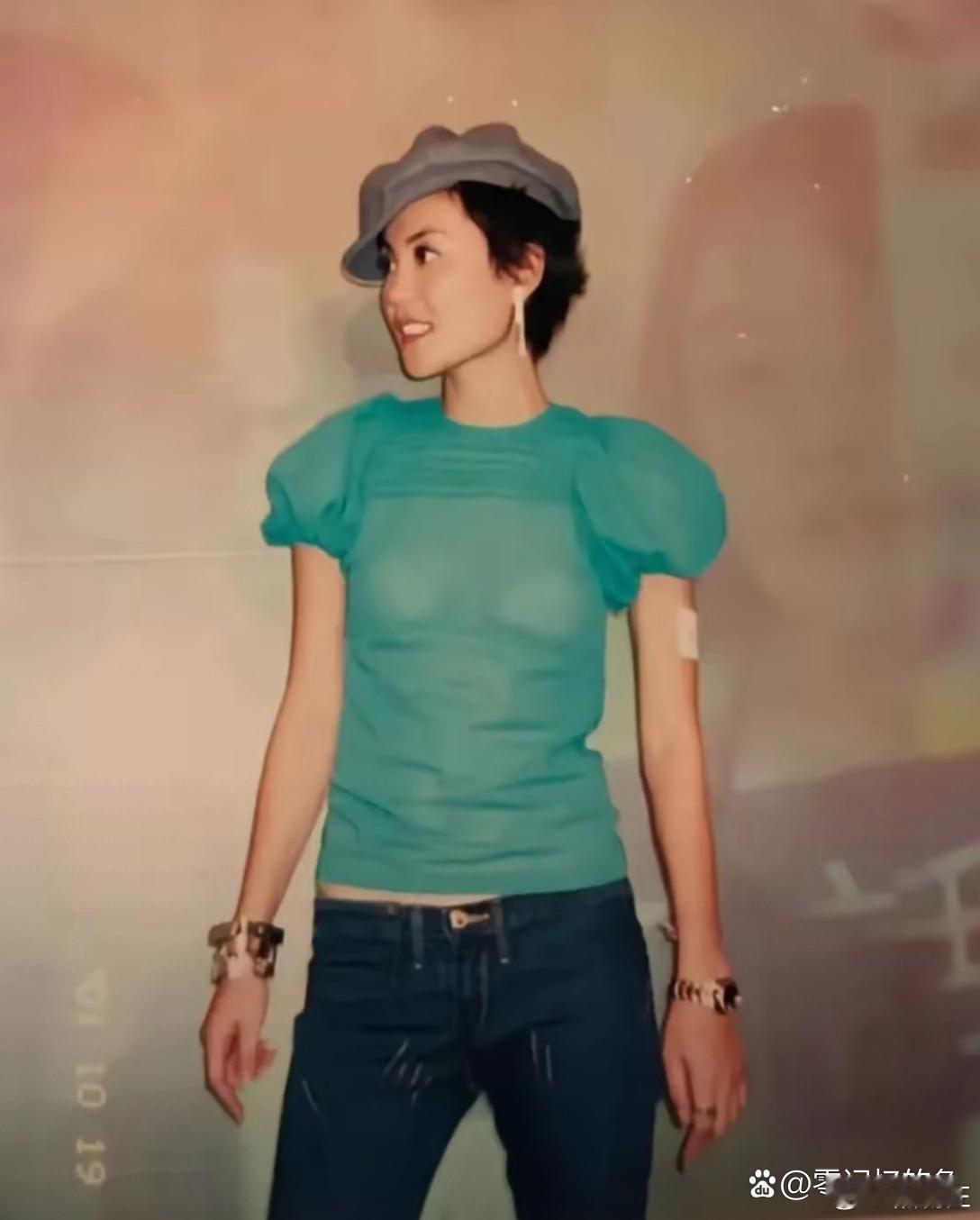 2001年王菲打扮的真土啊。