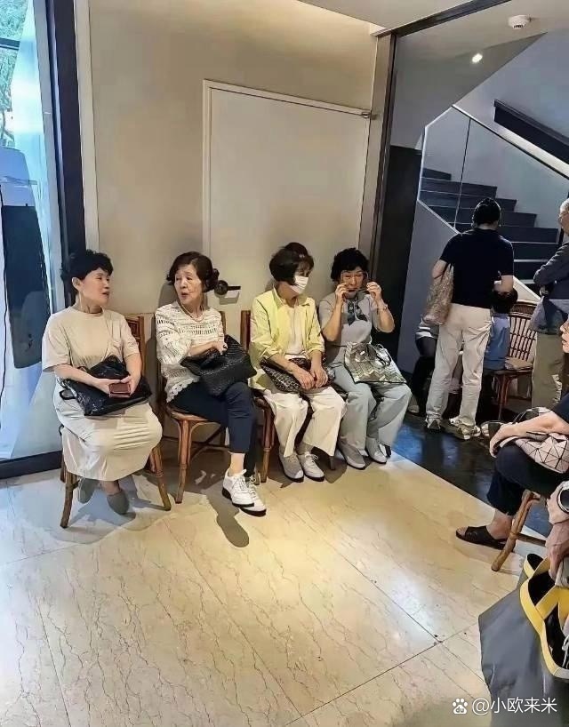 左边是韩国大妈，右边是中国大妈，两种不同的气质。