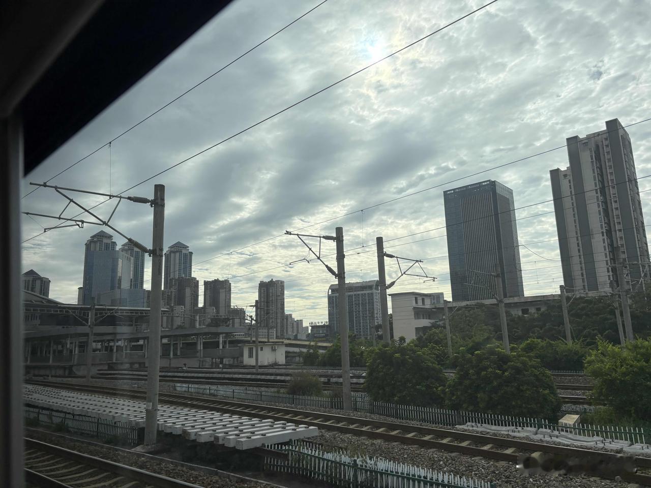 前两天出差，坐的是国内的一家名不见经传的航空公司的航班，从滑行到起飞开始还很正常